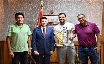 وزير الرياضة يستقبل مصطفي عسل بعد تتويجه ببطولة العظماء الثمانية