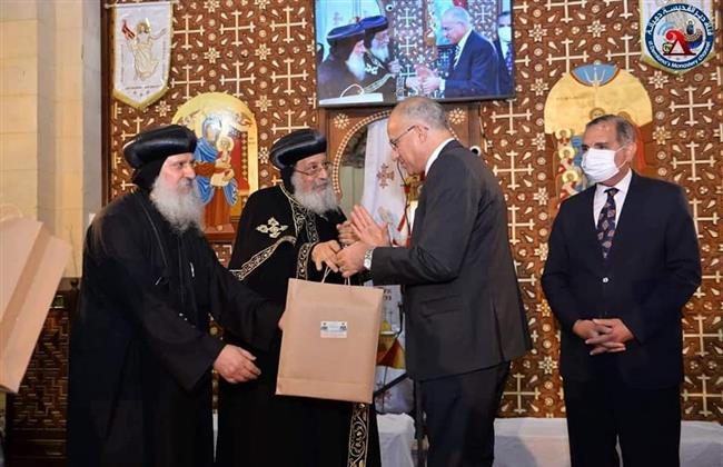خلال زيارته التاريخية لكفرالشيخ.. البابا تواضروس يكرم عميد معهد الخدمة الاجتماعية