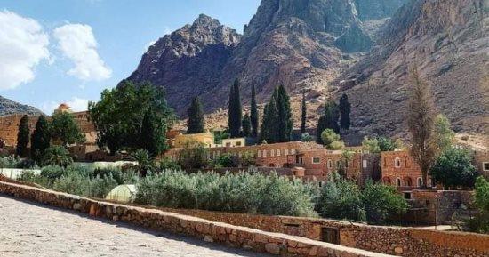 فى احتفالية يوم ميلادها.. خبير آثار يرصد حياة سانت كاترين ورفاتها وبركة كفها الأيسر