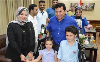 وزير الرياضة يستقبل أسرة الشهيد شبراوي