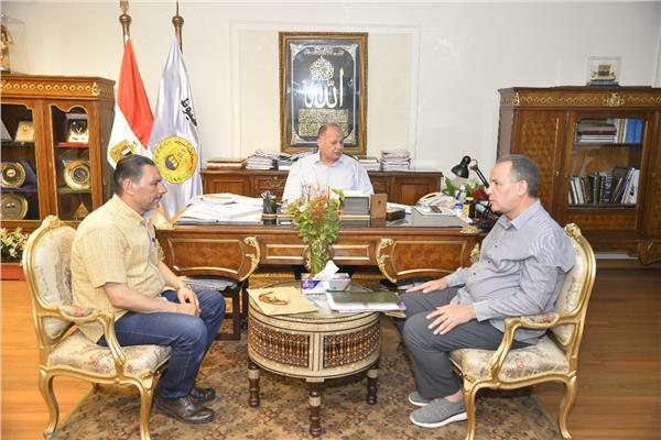 محافظ أسيوط يعتمد 247 قرار تجديد واستمرار ندب معلمين بمديرية التربية التعليم
