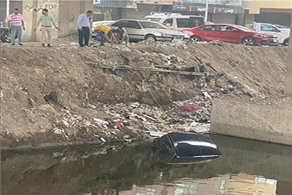 سقوط سيارتين ملاكي بترعة المريوطية في الهرم