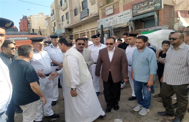 شعيب يقود حملة لإزالة الباعة الجائلين العشوائيين ونقلهم إلى الأسواق الحضارية بمطروح 