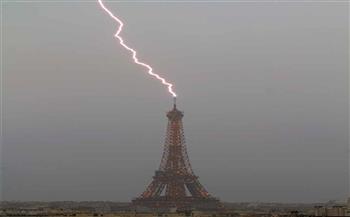   البرق يضرب برج إيفل في باريس