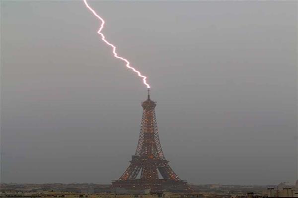 البرق يضرب برج إيفل في باريس