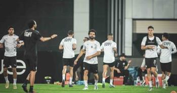 منتخب مصر بالقميص الأحمر والشورت والجوارب السوداء أمام غينيا الليلة