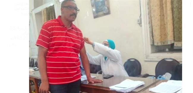 3 فرق لتطعيم الموظفين والمواطنين المترددين على حى وسط الاسكندرية ضد كورونا 