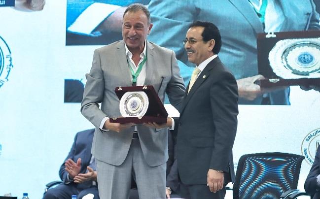 الأهلي يتسلم درع المؤتمر العربي الثاني للرياضة والقانون