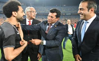   وزير الرياضة ورئيس اتحاد الكرة يكرمان «محمد صلاح» قبل انطلاق مباراة مصر وغينيا 