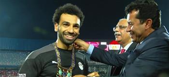 رئيس اتحاد الكرة عن تكريم محمد صلاح: النجم طبعه خجول.. والدرع عجبه