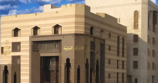 ما حكم صبغ الرجل شعره الأبيض لإخفاء علامة الشيب؟ الإفتاء تجيب