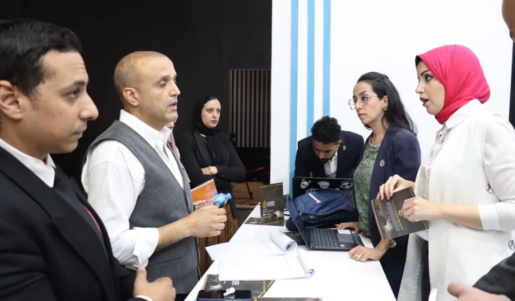 إقبال من الأجانب والأفارقة على الجناح الخاص بهيئة الرعاية الصحية داخل المعرض