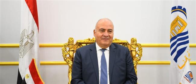 محافظ قنا يعلن بدء أعمال رصف الطرق الرئيسية لقريتي حمرا دوم وأبو حزام 