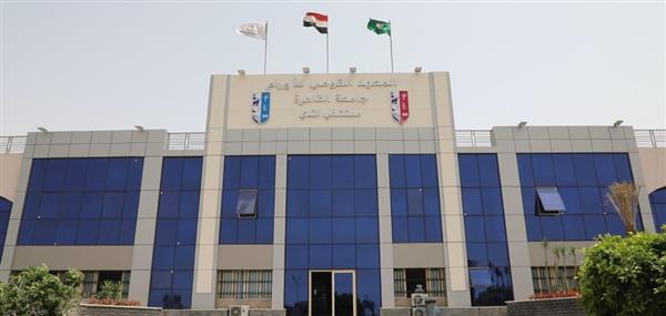 رئيس جامعة القاهرة يستعرض تقريرا عن مشروعات التطوير بالمعهد القومي للأورام