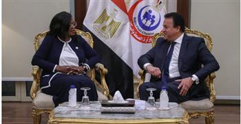 عبدالغفار يوجه بالإسراع وتيسير الإجراءات الخاصة بتسجيل الدواء المصري لدى زامبيا