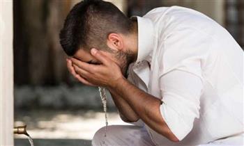 هل يجوز المسح على الأكمام فى الوضوء دون رفعها؟
