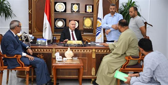 "الداودي" يستقبل 40 مواطن قنائى بمكتبه لبحث شكواهم