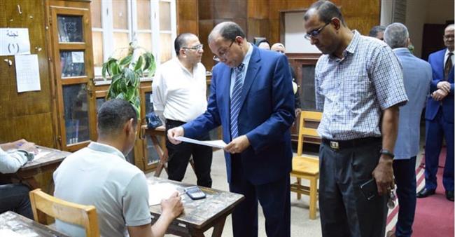 رئيس جامعة بني سويف يتفقد سير الامتحانات بكلية التجارة