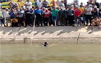   انتشال جثة الضحية الثالثة بحادث سقوط سيارة بترعة " مشروع ناصر " في البحيرة