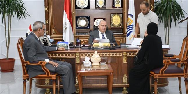 محافظ قنا يستقبل 50 مواطن بمكتبه لبحث شكواهم