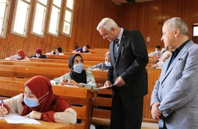 رئيس جامعة المنوفية يتفقد سير الإمتحانات