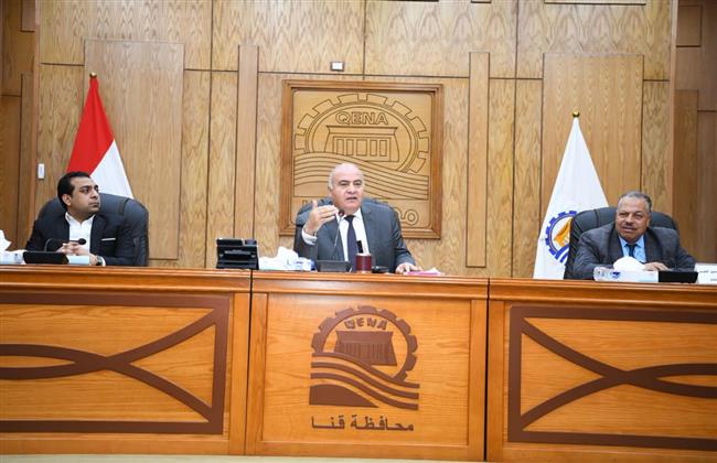 محافظ قنا يبحث طلبات المستثمرين خلال اجتماعه الشهرى