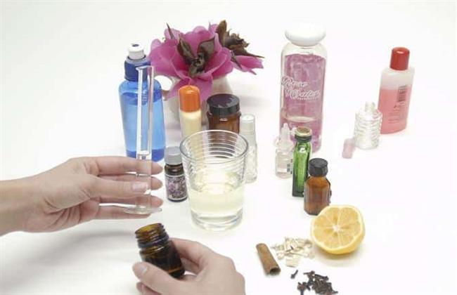كيف تصنع عطرًا من الفواكه والأزهار الطبيعية؟