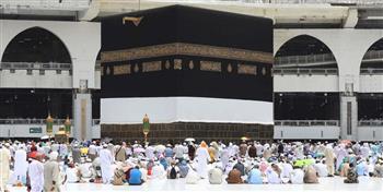 ضيوف الرحمن يؤدون أول صلاة جمعة من شهر ذي الحجة بالمسجد الحرام