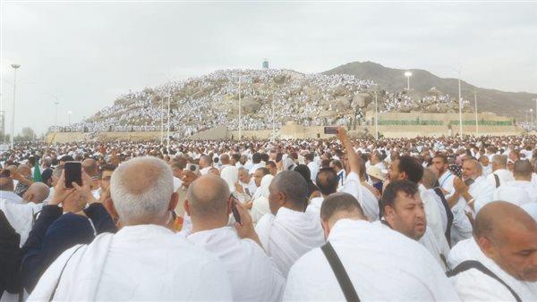 حجاج بيت الله الحرام من الجمعيات الأهلية يواصلون رمي الجمرات