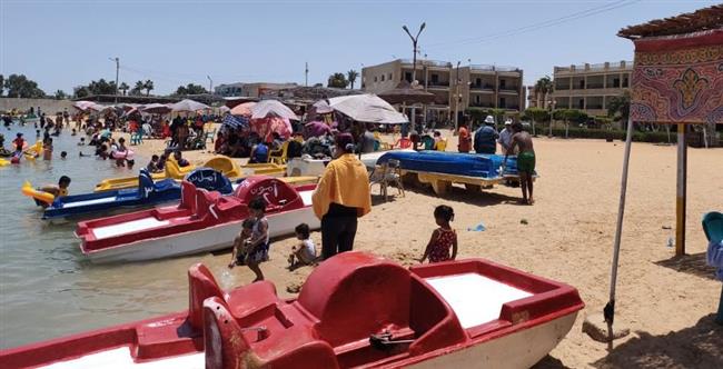 شواطئ فايد تسقبل مئات المصيفين في ثاني أيام عيد الأضحى المبارك 