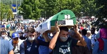   بعد 27 عاماً.. دفن رفات 50 بوسنيًا من ضحايا الإبادة فى سريبرينيتسا