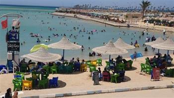 استمرار توافد المواطنين على الشواطئ والمتنزهات بمدن البحر الأحمر
