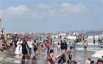   توافد المواطنين على شواطئ مصيف بلطيم في ثالث أيام عيد الأضحي