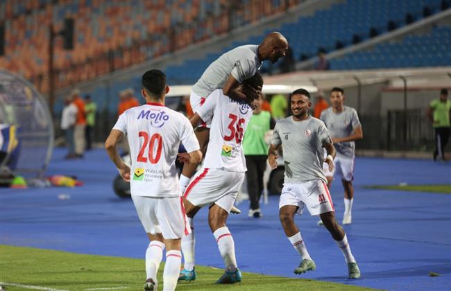 لاعبو الزمالك والجهاز الفني يحتفلون مع الجماهير بالفوز على المقاولون العرب