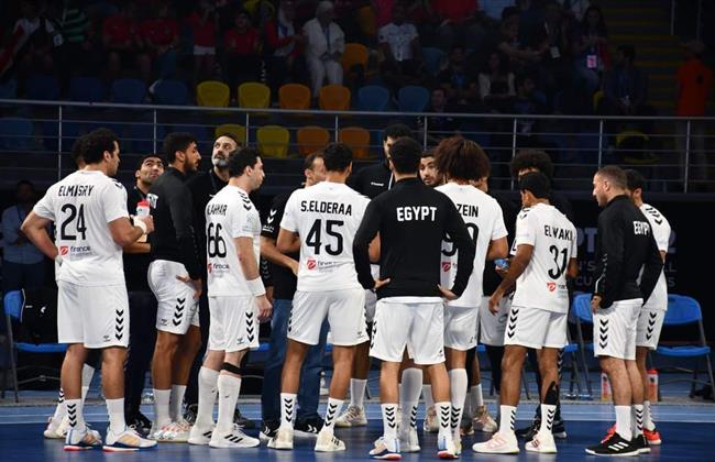 وزير الرياضة يؤازر لاعبي المنتخب الوطني لليد قبل مواجهة الغد أمام نظيره المغربي