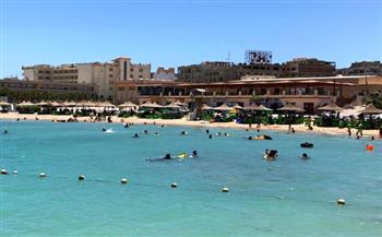   توافد الأسر والمصطافين على شواطئ الإسكندرية للاحتفال برابع أيام عيد الأضحى