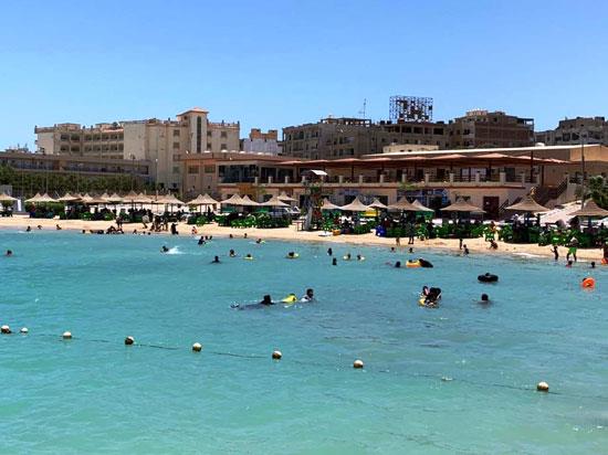 توافد الأسر والمصطافين على شواطئ الإسكندرية للاحتفال برابع أيام عيد الأضحى