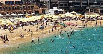 حى العجمى يحذر رواد الشواطئ بعد تحذيرات هيئة الأرصاد الجوية
