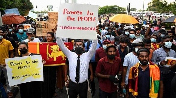 مسافرون يمنعون شقيق رئيس سريلانكا من مغادرة البلاد