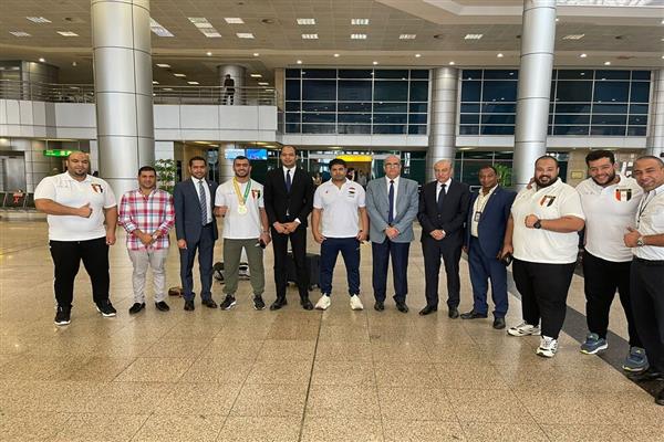 وزير الرياضة يتواصل مع بعثة السومو خلال استقبالهم الرسمى  بمطار القاهرة