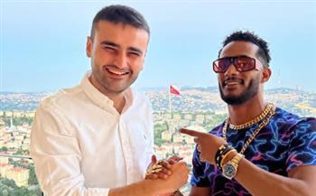 الشيف بوراك يستقبل محمد رمضان في أحد مطاعمه في تركيا 