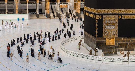 ضيوف الرحمن ينهون مناسك الحج بأداء طواف الوداع