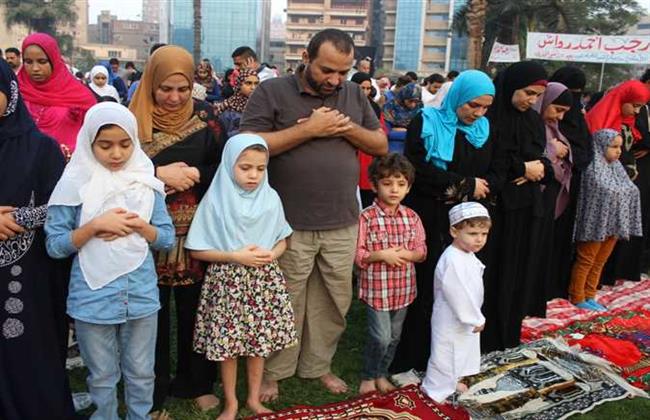 هل صيغة تكبيرات العيد التى تنتهى بالصلاة على النبى بدعة؟