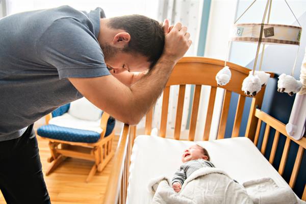 دراسة: تؤكد إصابة الرجال باكتئاب ما بعد الولادة أكثر من المرأة