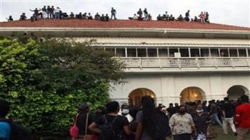   المتظاهرون يسيطرون على مكتب رئيس الوزراء السريلانكي بعد ساعات من تعيينه رئيسا للبلاد بالإنابة