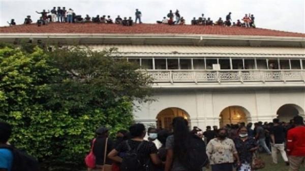 المتظاهرون يسيطرون على مكتب رئيس الوزراء السريلانكي بعد ساعات من تعيينه رئيسا للبلاد بالإنابة