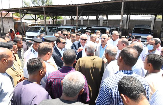 محافظ قنا ومدير الأمن يتابعان تطبيق تعريفة الركوب الجديدة بمجمع المواقف و محطات الوقود  