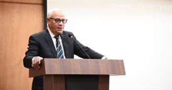 محافظ بورسعيد يتابع انتظام سير العمل بمواقف السيارات ومحطات الوقود