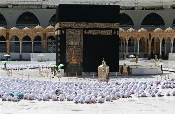 مئات الآلاف من الحجاج يؤدون صلاة الجمعة بالحرم المكي الشريف
