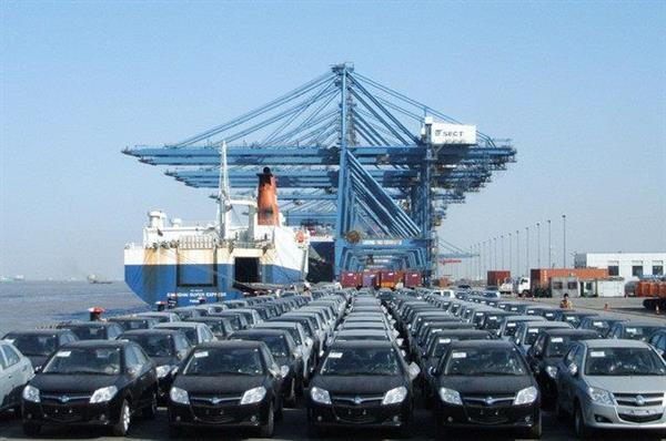 ميناء غرب بورسعيد يستقبل سفينة «الرورو» العملاقة بحمولة 1766 سيارة